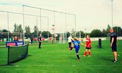 Voetbal Arena Kardinge tijdens Nationale Sportweek met een voetbaltennisplayground